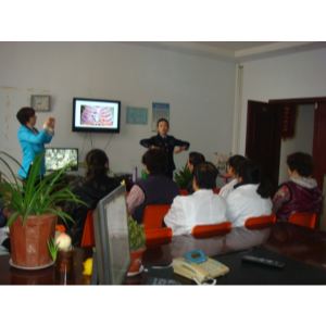 唐山市教育中心派来刘瑞讲师为颐坤园老年公寓的员工们培训普及急救卫生知识
