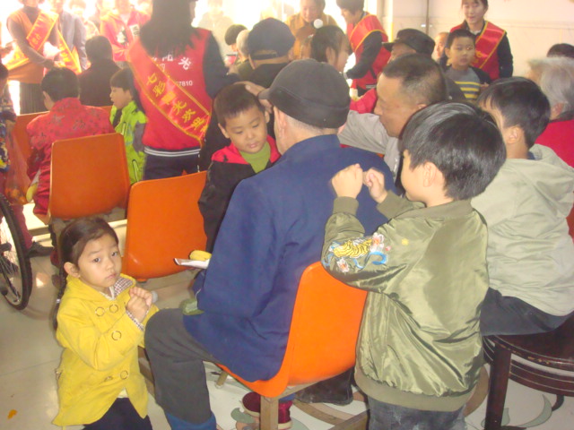 七彩幼儿园的全体师生带水果、牛奶来慰问老人